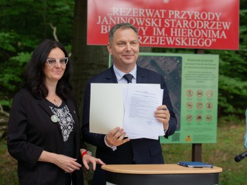 Uroczystość z okazji utworzenia 99 rezerwatu w wjewództwie łódzkim -rezerwatu przyrody 'Janinowski Starodrzew Bukowy im. Hieronima Andrzejewskiego